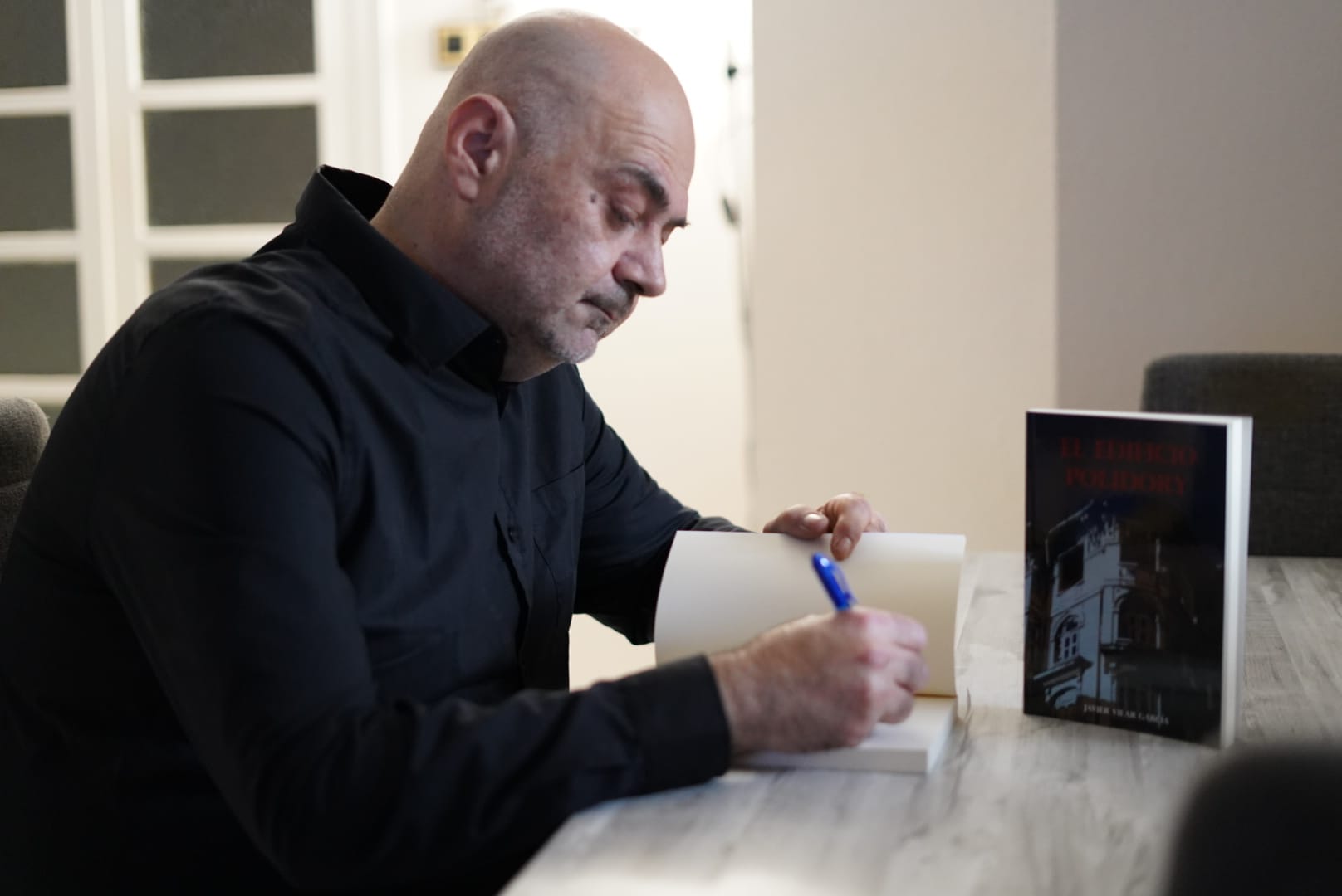 Javier Vilar García, autor, firmando ejemplares